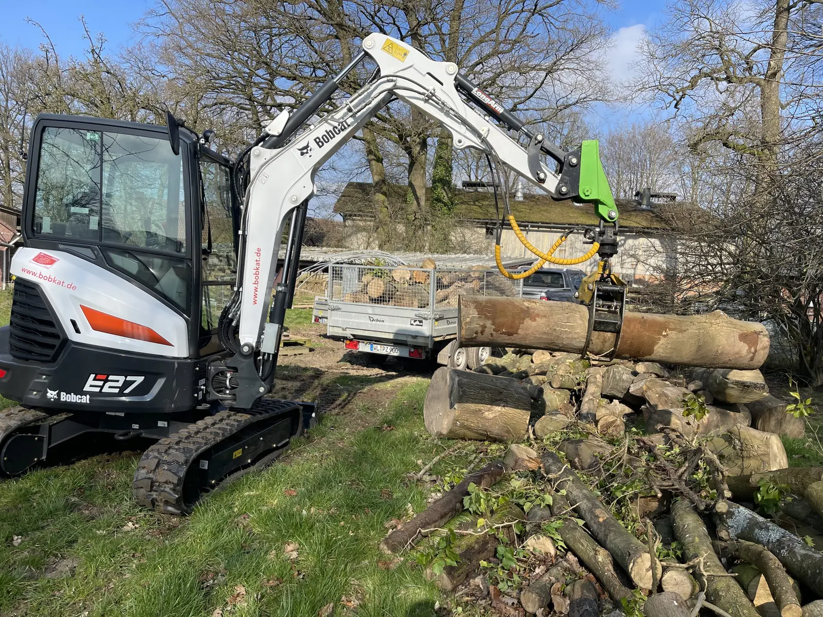 BOBCAT Minibagger E27 mit Holzgreifer von Ziel Baumaschinen