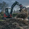 Baumwurzel mit Minibagger entfernen: Gerät, Greifer und Abtransport planen | Ziel Baumaschinen