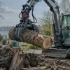 Minibagger mit Holzgreifer: Baumstämme und Wurzelholz kontrolliert bewegen | Ziel Baumaschinen