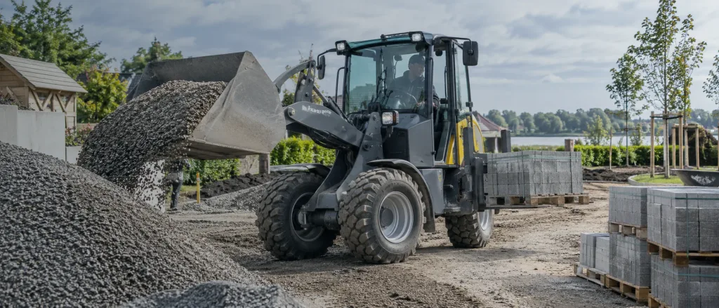 Radlader mit Schaufel oder Palettengabel: Das richtige Anbaugerät wählen | Ziel Baumaschinen